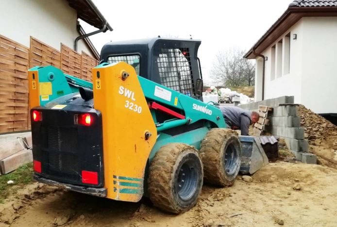 Sunward SWL 3230 csúszókormányzású kompakt rakodó